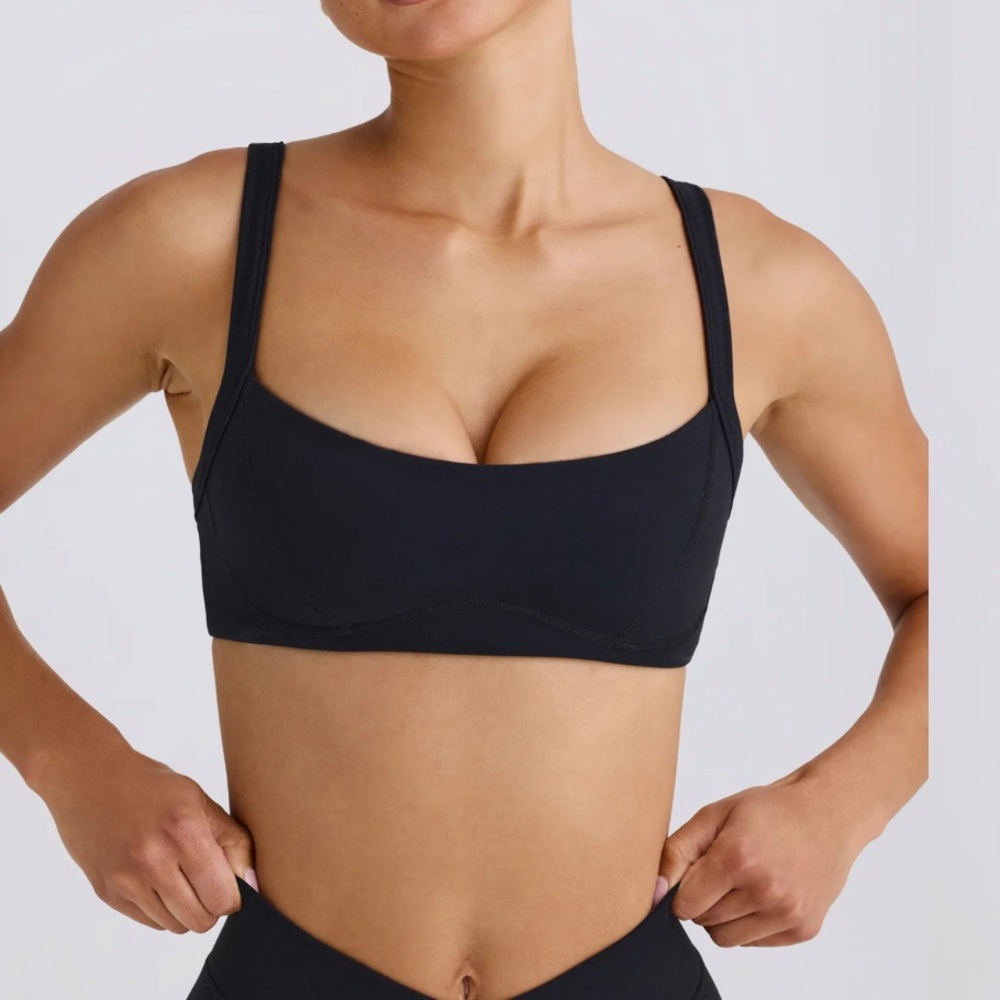 Bo and tee Soft Active Contrast-Trim Sports Bra in Black. Size L.